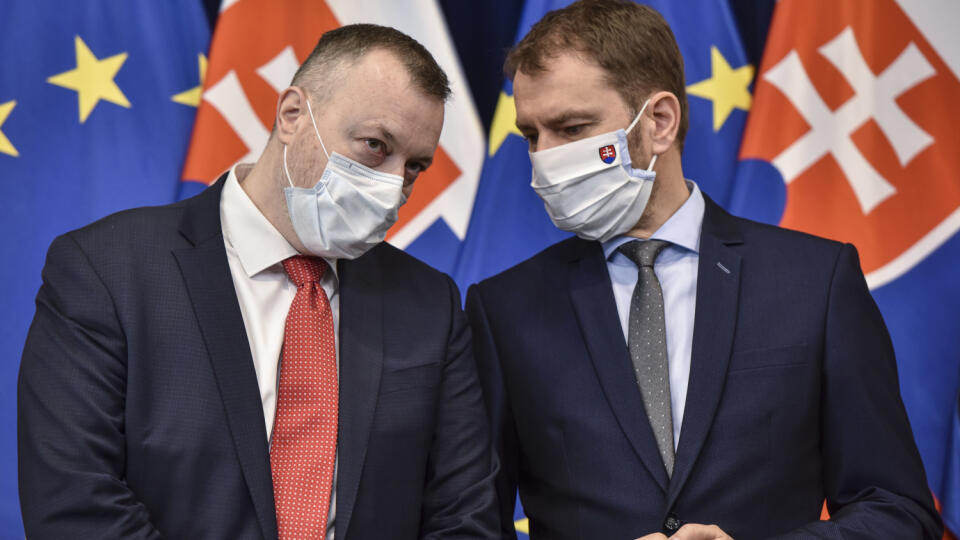 Na snímke zľava minister práce, sociálnych vecí a rodiny SR Milan Krajniak (Sme rodina) a predseda vlády Igor Matovič počas tlačovej konferencie vlády o ekonomických opatreniach 29. marca 2020 v Bratislave. FOTO TASR - Pavol Zachar