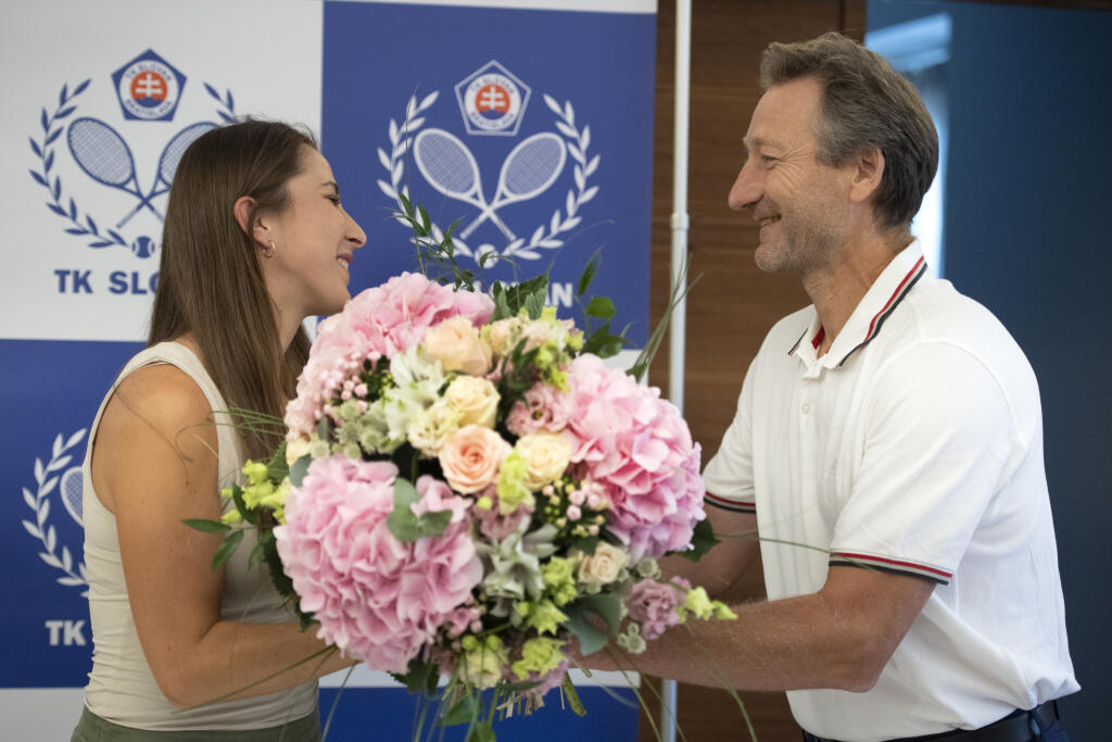 Na snímke vľavo členka Tenisového klubu Slovan Bratislava, olympijská víťazka Belinda Benčičová prijíma gratuláciu od predsedu klubu TK Slovan Miloslava Mečířa počas tlačovej konferencie 6. augusta 2021 v Bratislave.