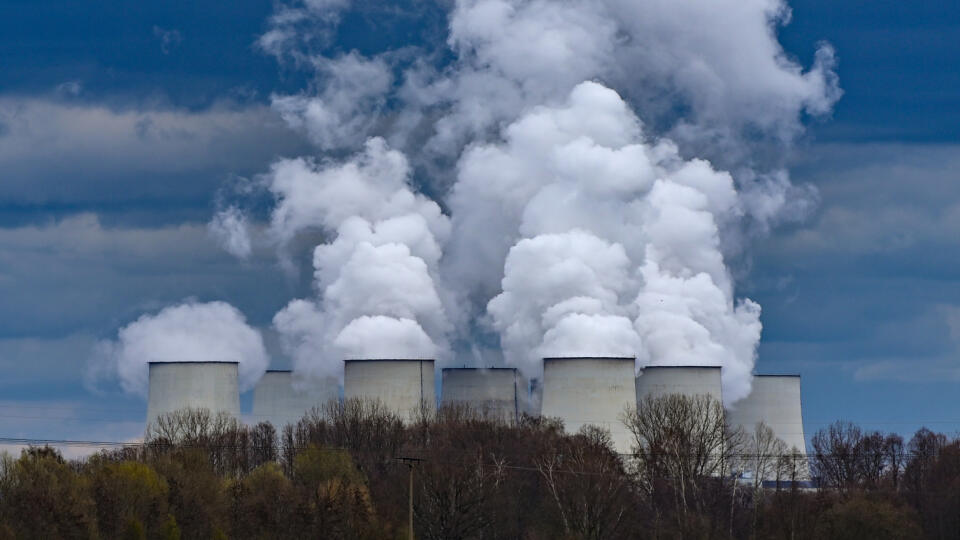 WA 27 archív Jänschwalde - Na archívnej snímke z 5. apríla 2022 para stúpa z chladiacich veží uhoľnej elektrárne v obci Jänschwalde na východe Nemecka. Nemecko prijme mimoriadne opatrenia na zabezpečenie pokrytia energetických potrieb. Dôvodom je zníženie dodávok plynu z Ruska.