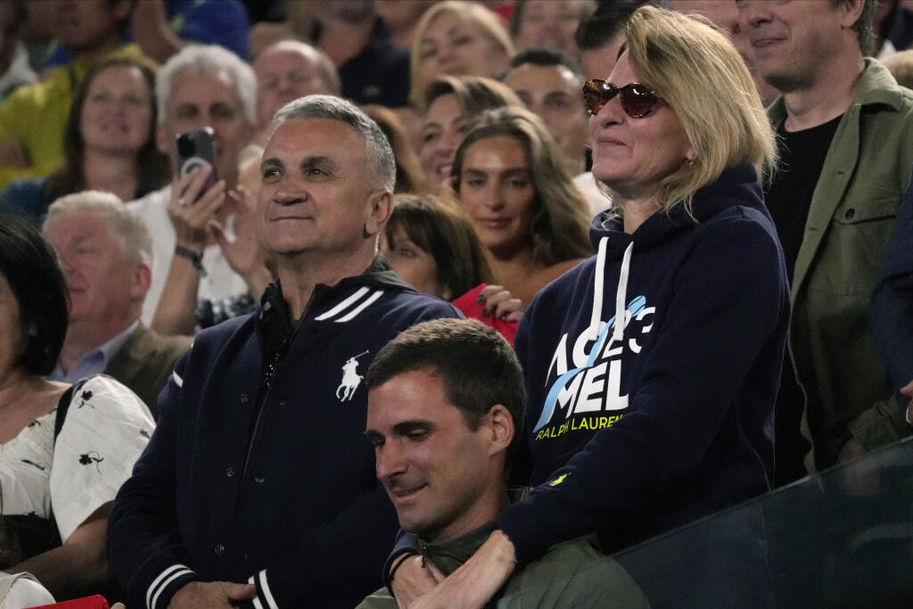 Rodičia srbského tenistu Novaka Djokoviča, otec Srdjan (vľavo) a mama Dijana na Australian Open.