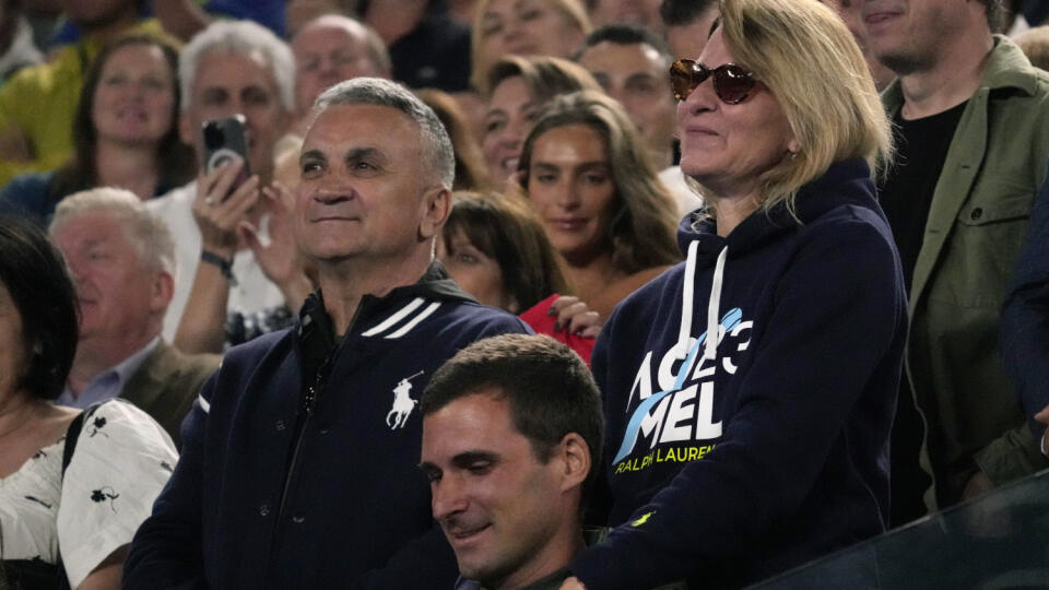 Rodičia srbského tenistu Novaka Djokoviča, otec Srdjan (vľavo) a mama Dijana na Australian Open.