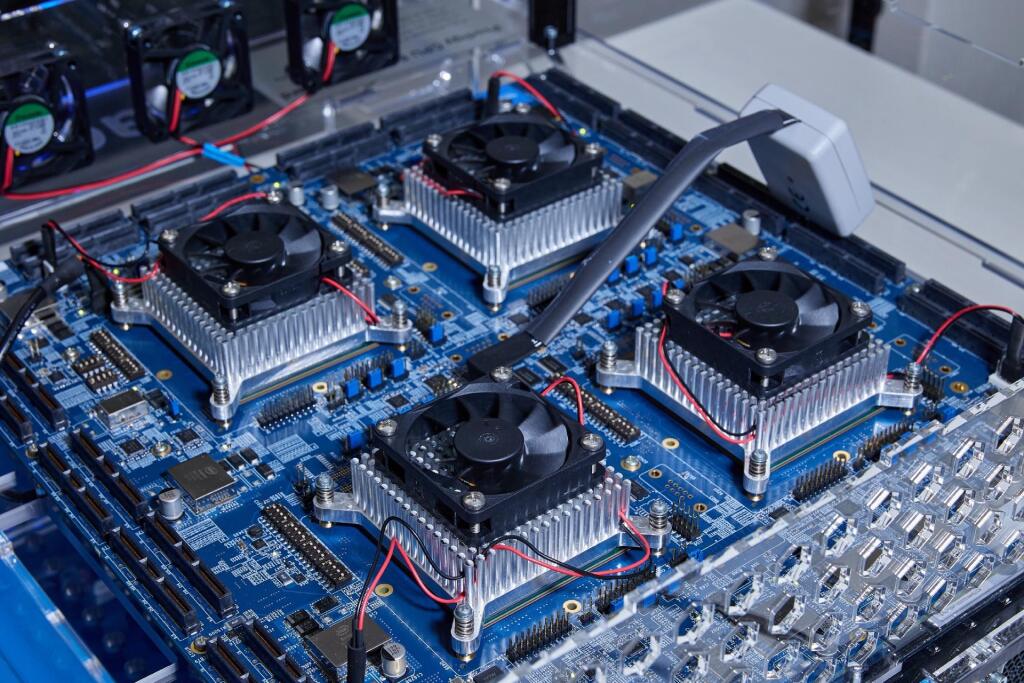 Emulačný systém postavený na FPGA od spoločnosti Tachyum.