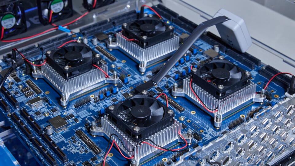 Emulačný systém postavený na FPGA od spoločnosti Tachyum.