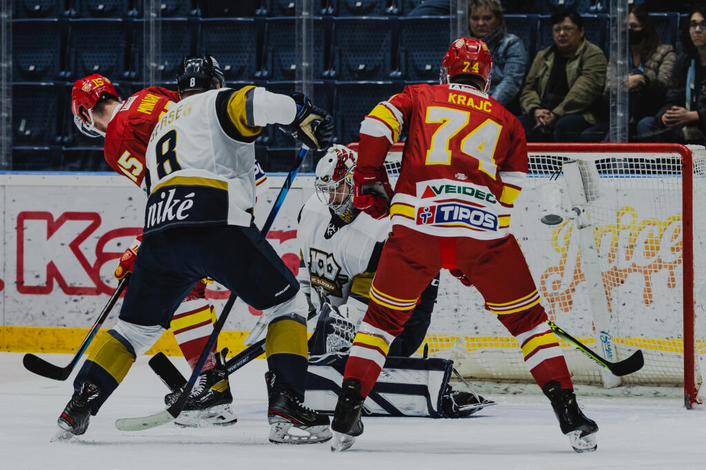 Na snímke Kristers Gudlevskis (Slovan) počas zápasu 1.kola Tipos Extraligy 2021/2022 medzi HC Slovan Bratislava a HK Dukla Trenčín.
