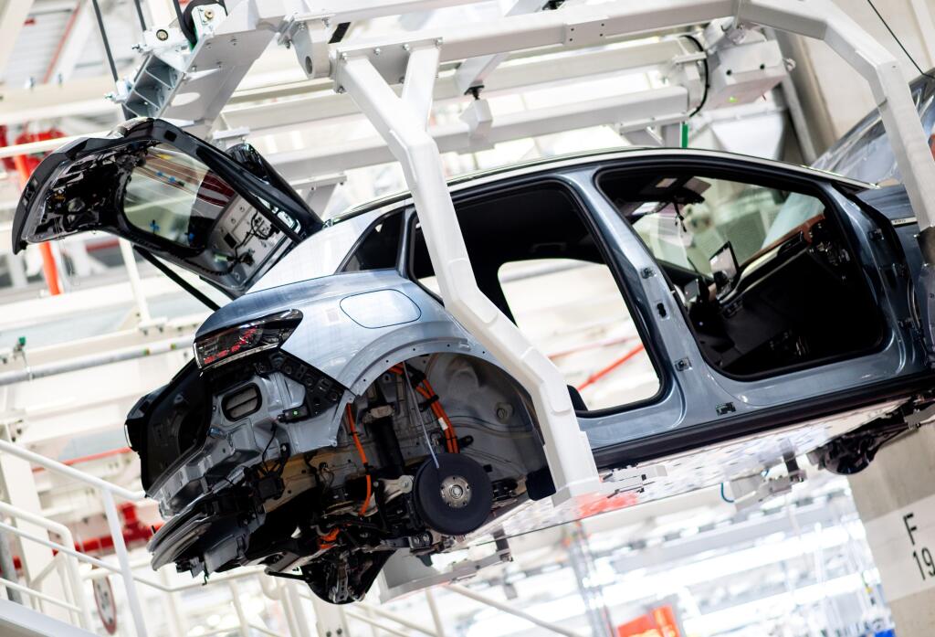 PK 19 archív Emden - Na archívnej snímke z 5. júla 2022 karoséria automobilu Volkswagen ID.4 sa presúva po výrobnej hale automobilky Volkswagen v nemeckom Emdene. Predaj áut v Nemecku pokračoval v júli v poklese, pričom tempo poklesu dosiahlo takmer 13 %. Uviedol to v stredu 3. augusta Spolkový úrad pre motorové vozidlá (KBA), podľa ktorého automobilky stále zápasia s problémami pri dodávkach kľúčových komponentov. FOTO TASR/DPA

ARCHIV - 05.07.2022, Niedersachsen, Emden: Die Karosserie für ein 