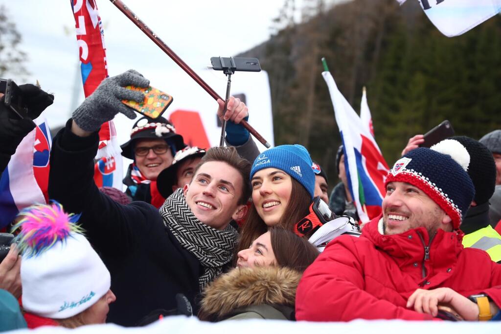 Spontánna Petra Vlhová preskočila zábrany a radovala sa so slovenskými fanúšikmi.