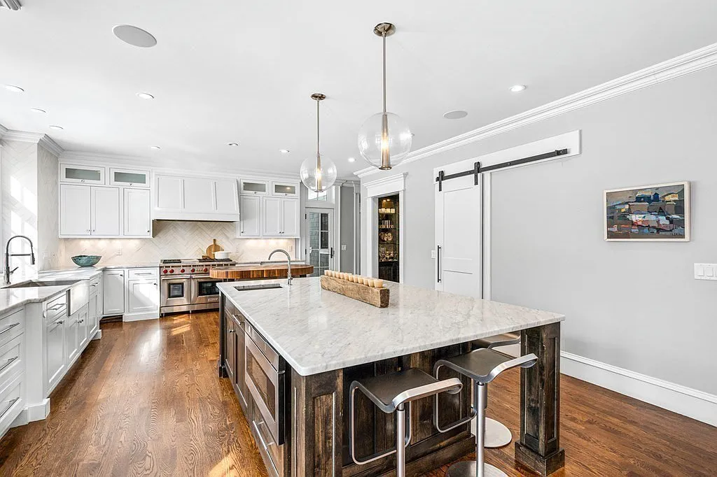 Podľa webu truepeoplesearch.com Zdeno aj jeho manželka bývajú v meste Weston západne od Bostonu. Luxusná vila vo vychytenej štvrti podľa realitného portálu zillow.com má hodnotu 4 milióny dolárov.