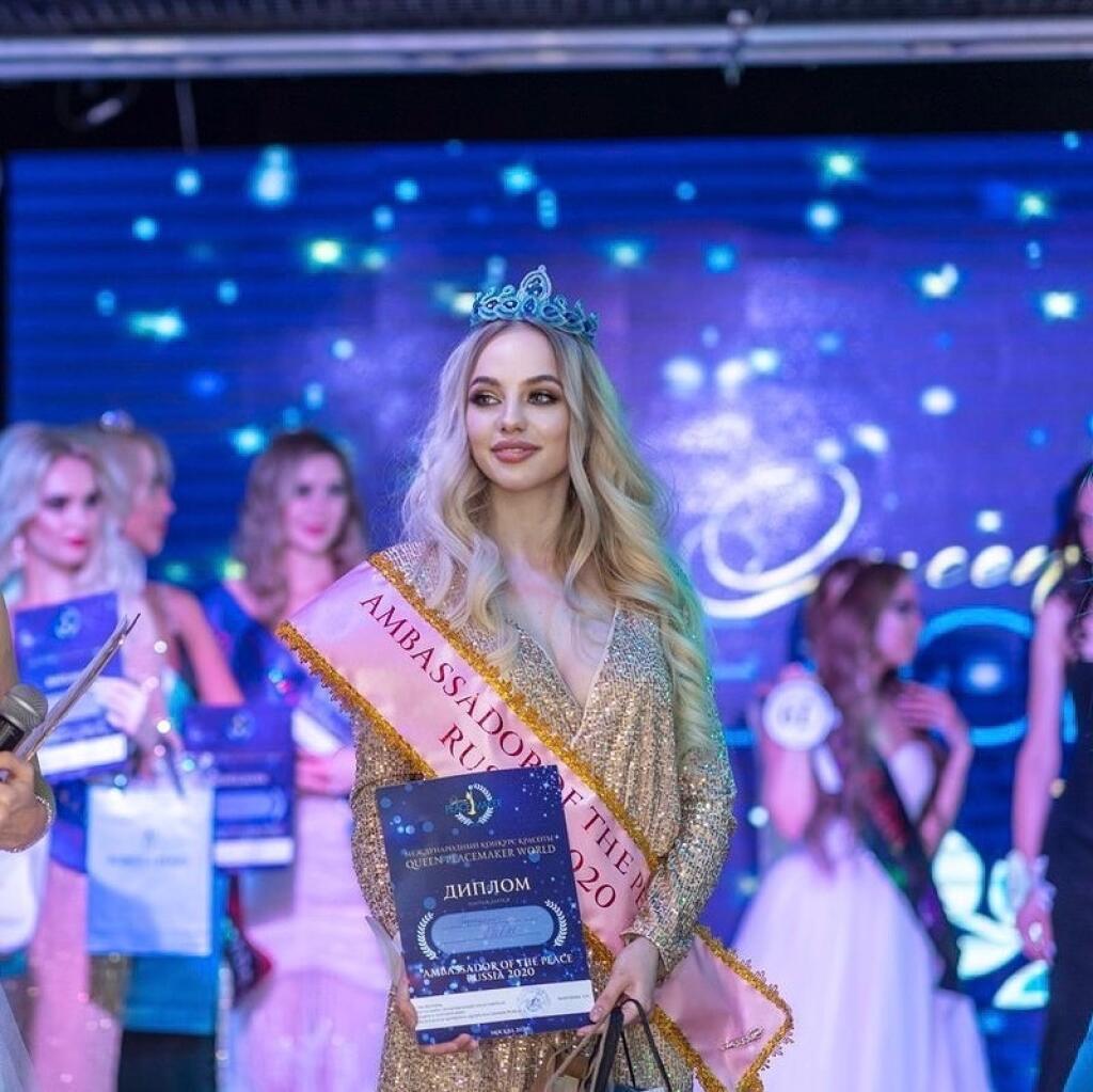 Krásna Ruska Taňa Mirošinováfandí od začiatku turnaja Slovákom.