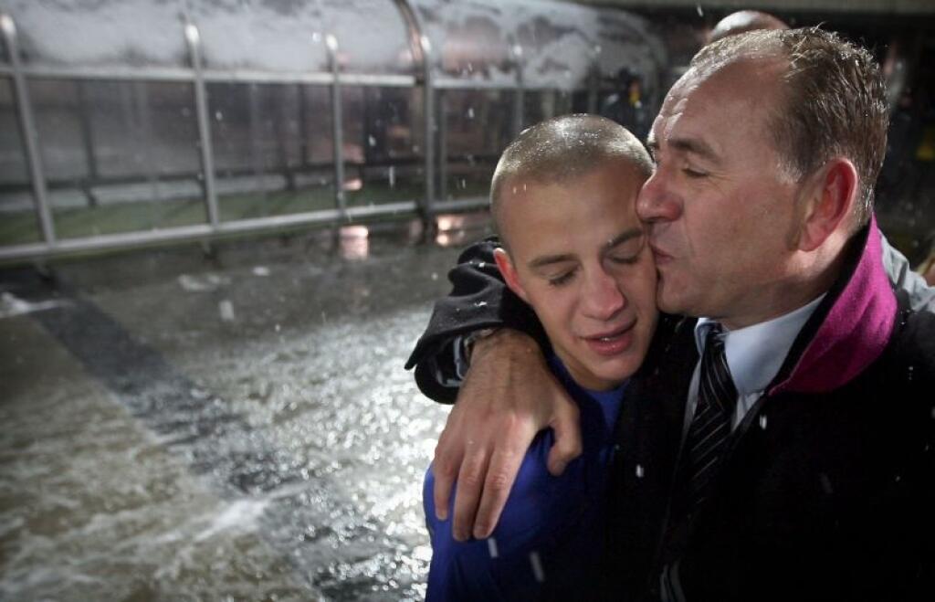 Z¾ava: Vladimír Weiss ml. a tréner Vladimír Weiss st.sa tešia po ukonèení zápasu Po¾sko - Slovensko. Po¾sko, Chorzow, 14. október 2009. Foto: SITA/Tomáš Benedikoviè