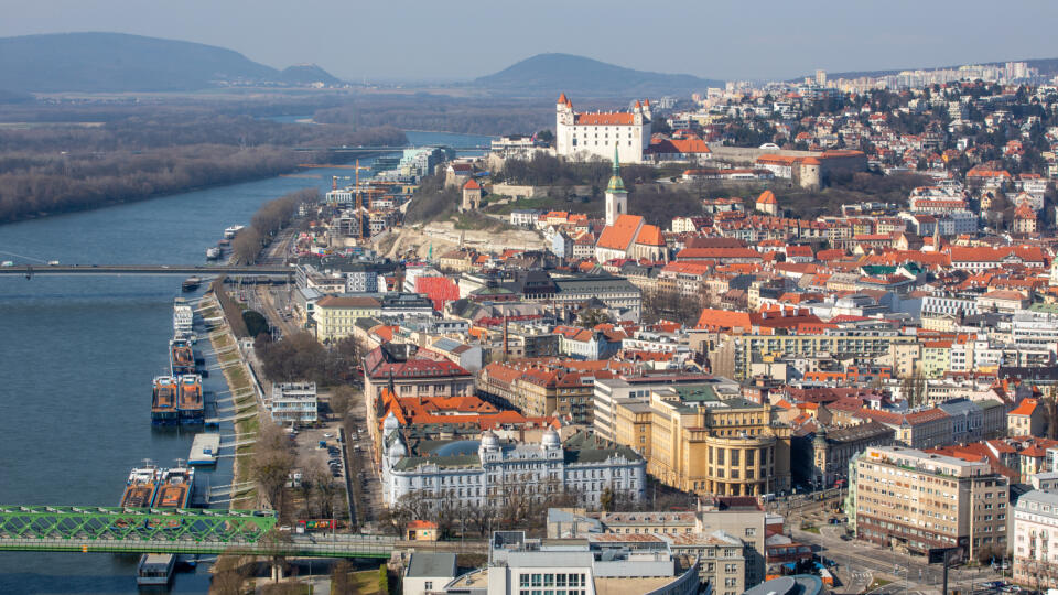 Na snímke je výhľad zo 43 poschodia prvého slovenského mrakodrapu - Eurovea Tower.