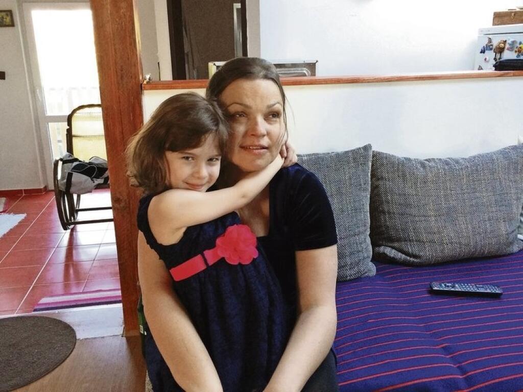 Napriek tomu, že Silvia je prakticky nevidiaca a svoju dcérku Lauru vychováva sama, ich vzťahu nič nechýba.