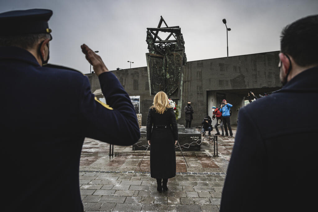 Prezidentka Zuzana Čaputová si pri príležitosti medzinárodného dňa uctila pamiatku obetí holokaustu pri pamätníku na Rybnom námestí v Bratislave.