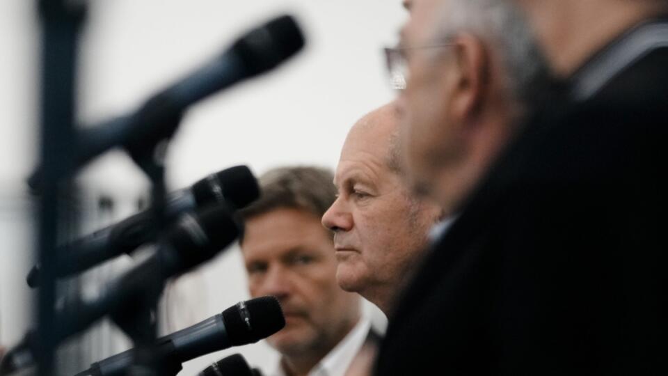 WA 1 Berlín - Kandidát na kancelára za Sociálnodemokratickú stranu Nemecka (SPD) Olaf Scholz (uprostred) počas tlačovej konferencie s lídrami Zelených a Slobodnej demokratickej strany (FDP) v Berlíne v piatok 15. októbra 2021. SPD, Zelení a FDP po tohtotýždňových sondážnych rokovaniach v piatok vyhlásili, že dosiahli predbežnú dohodu o vytvorení budúcej koaličnej vlády. FOTO TASR/AP
Social Democratic Party, SPD, chancellor candidate Olaf Scholz, center, attends a news conference with the part