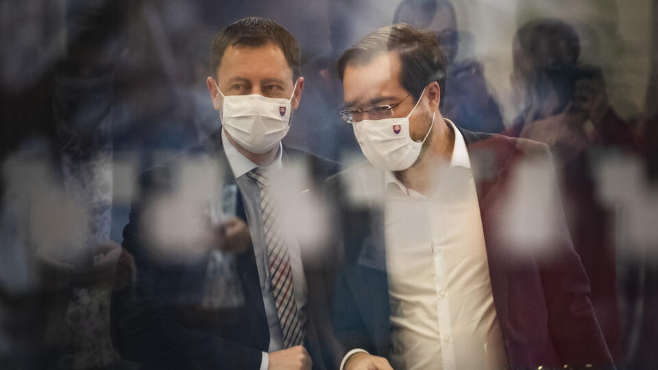 Na snímke zľava minister financií SR Eduard Heger a minister zdravotníctva SR Marek Krajčí (obaja OĽaNO) prichádzajú na 58. rokovanie vlády SR v Bratislave 9. decembra 2020. FOTO TASR - Jaroslav Novák