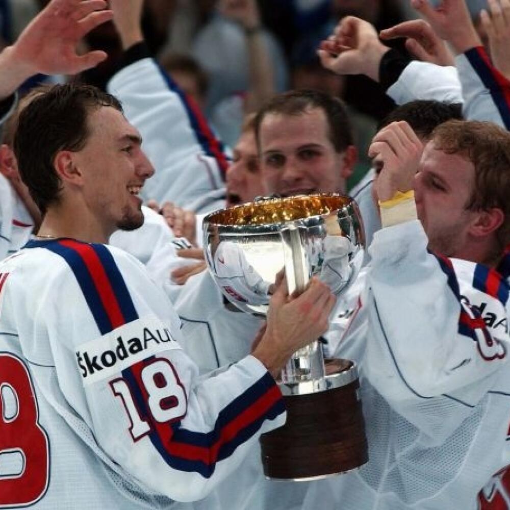Archív - Na 66. Majstrovstvách sveta v ¾adovom hokeji v Göteborgu (Švédsko) vyhrali slovenskí reprezentanti 11. mája 2002 vo finálovom zápase nad hokejistami Ruska 4:3 a stali sa majstrami sveta. Víazný gól za Slovensko strelila 100 sekúnd pred koncom dnes už legenda slovenského hokeja Peter Bondra. Slovenský kouè mal dobrú ruku pri výbere hráèov, okolo kapitána Šatan vytvorili jednoliaty tím. Ján Filc dobre vedel, preèo do neho dotiahol 37-roèného veterána Baèu i 22-roèného mladíka v bránke St
