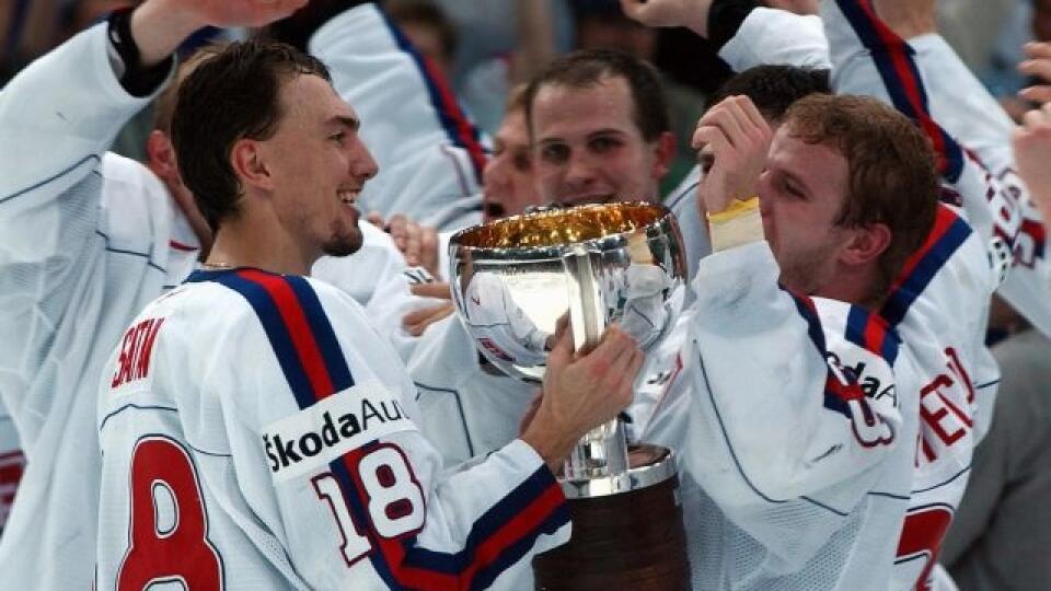 Archív - Na 66. Majstrovstvách sveta v ¾adovom hokeji v Göteborgu (Švédsko) vyhrali slovenskí reprezentanti 11. mája 2002 vo finálovom zápase nad hokejistami Ruska 4:3 a stali sa majstrami sveta. Víazný gól za Slovensko strelila 100 sekúnd pred koncom dnes už legenda slovenského hokeja Peter Bondra. Slovenský kouè mal dobrú ruku pri výbere hráèov, okolo kapitána Šatan vytvorili jednoliaty tím. Ján Filc dobre vedel, preèo do neho dotiahol 37-roèného veterána Baèu i 22-roèného mladíka v bránke St