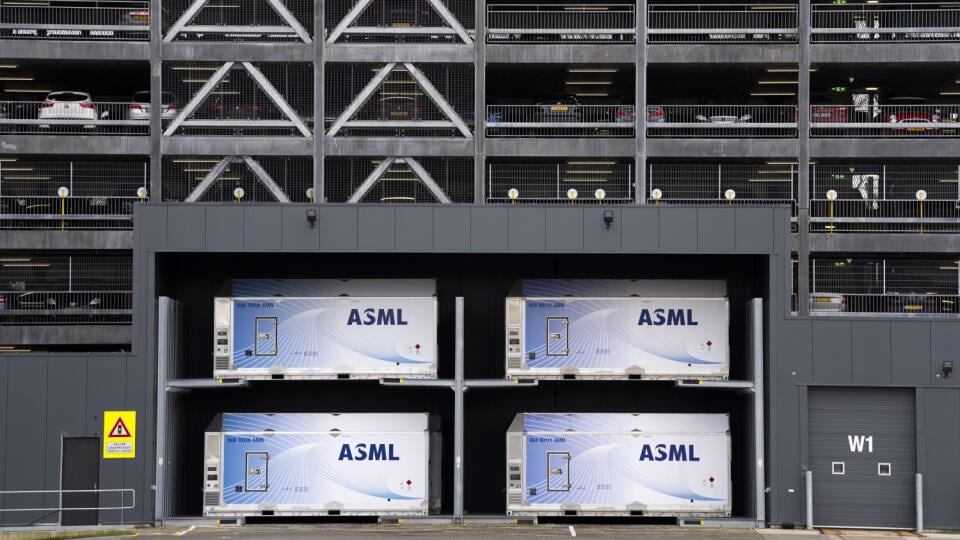 Pohľad na jednu z budov v komplexe ASML, popredného výrobcu zariadení na výrobu polovodičov, vo Veldhovene v Holandsku.