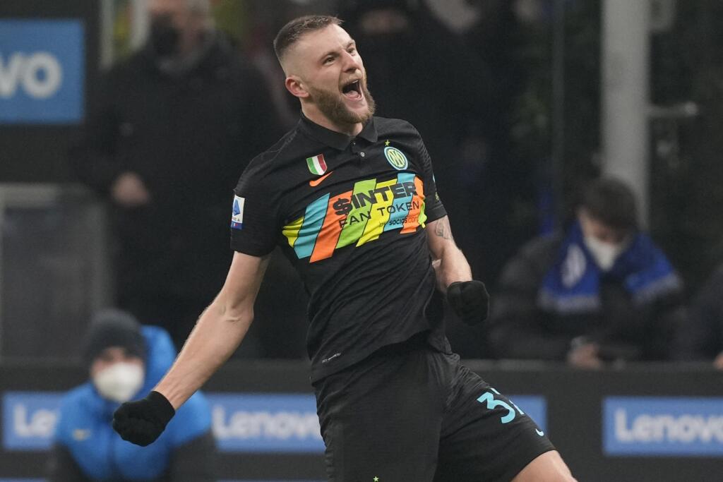 Slovenský futbalista v drese Interu Miláno Milan Škriniar sa teší po strelení gólu v zápase 21. kola talianskej Serie A Inter Miláno - Lazio Rím v Miláne v nedeľu 9. januára 2022.