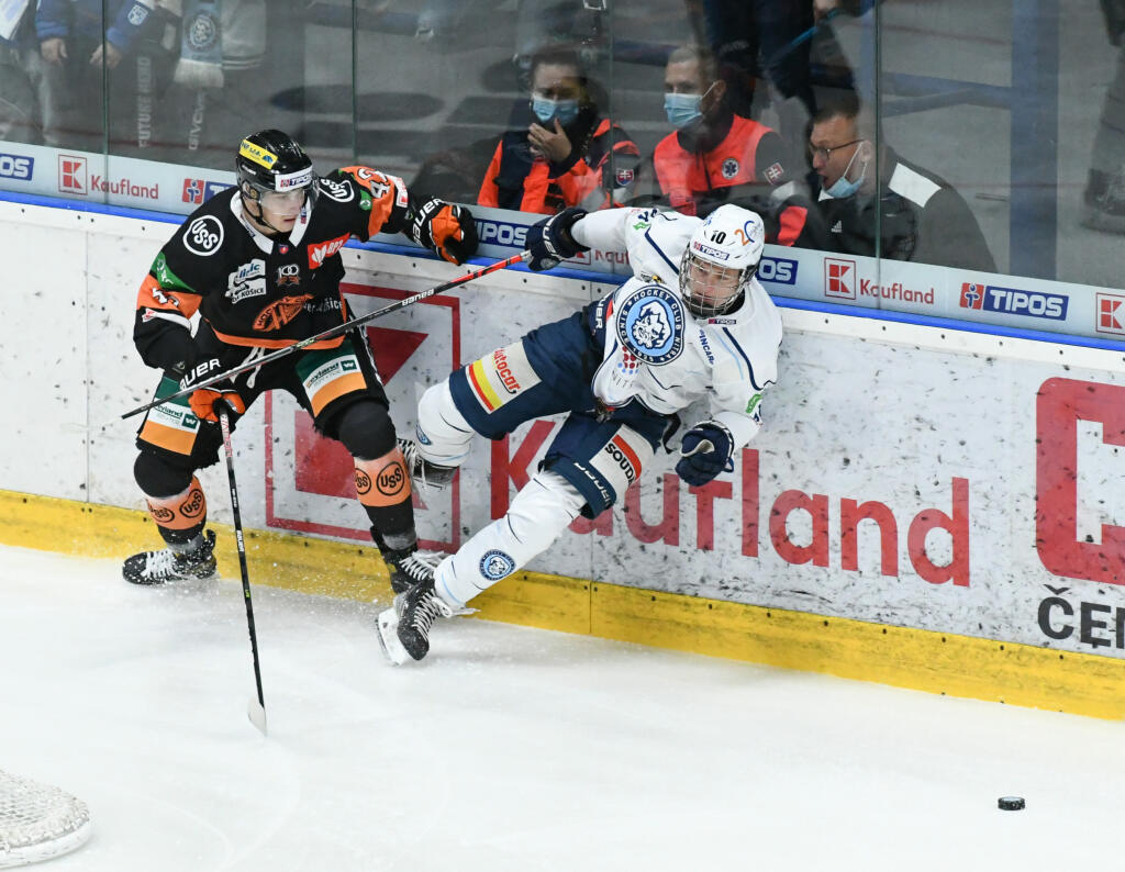 Na snímke zľava Miroslav Novota (Košice) a Adam Sýkora (Nitra) v zápase 1. kola hokejovej Tipos extraligy medzi HK Nitra a HC Košice 24. septembra 2021 v Nitre. FOTO TASR - Henrich Mišovič