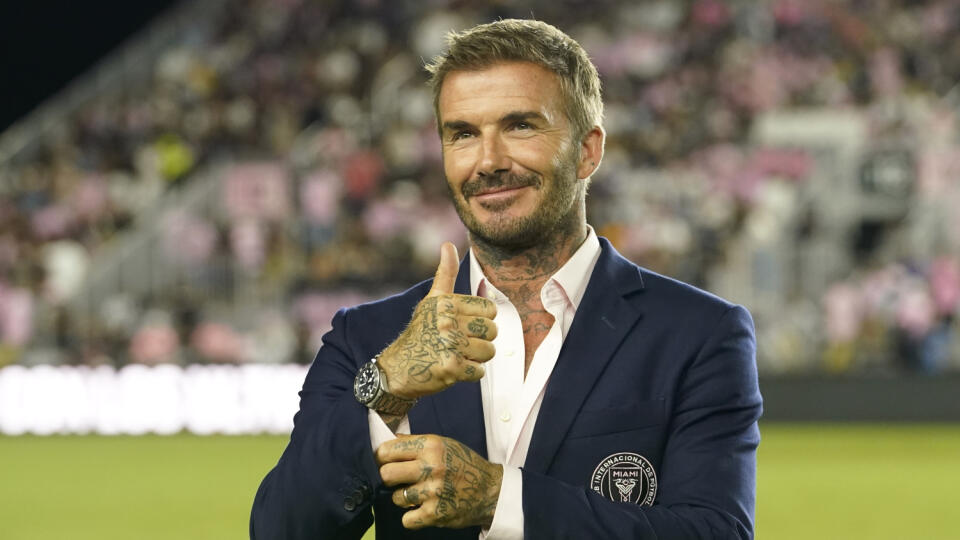 WA 30 archív Fort Lauderdale - Na archívnej snímke z 2. augusta 2023 spolumajiteľ futbalového klubu Interu Miami David Beckham gestikuluje pred pohárovým zápasom vo floridskom meste Fort Lauderdale. Bývalý anglický futbalista David Beckham priblížil v novom dokumente Netflixu náročné obdobie po MS 1998. Hviezdny hráč dostal v osemfinále proti Argentíne červenú kartu a jeho tím prehral 3:4 v jedenástkovom rozstrele po remíze 2:2 v riadnom hracom čase a predĺžení. Po vypadnutí "Albionu" sa Beckham