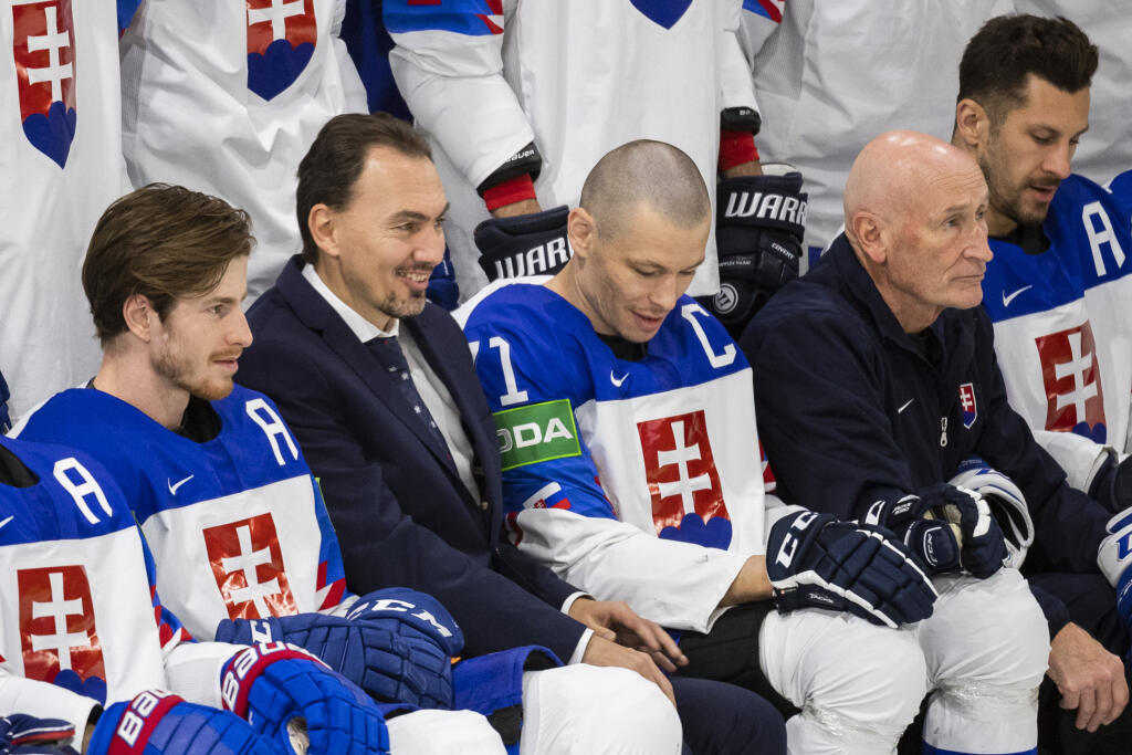 Na snímke zľava Peter Cehlárik, generálny manažér Miroslav Šatan, kapitán Marek Ďaloga, hlavný tréner Craig Ramsay a Marek Hrivík počas spoločného fotenia slovenského tímu na 84. majstrovstvách sveta v ľadovom hokeji v lotyšskej Rige.