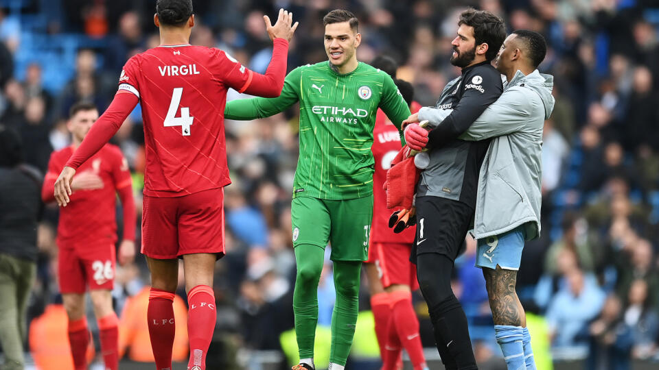 Bitka o titul v Premier League stále otvorená: Liverpool proti City dvakrát doťahoval