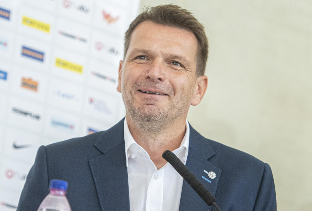 Na snímke tréner futbalovej reprezentácie Slovenska Štefan Tarkovič počas hodnotiacej tlačovej konferecie po majstrovstvách Európy v Bratislave 25. júna 2021. FOTO TASR - Martin Baumann