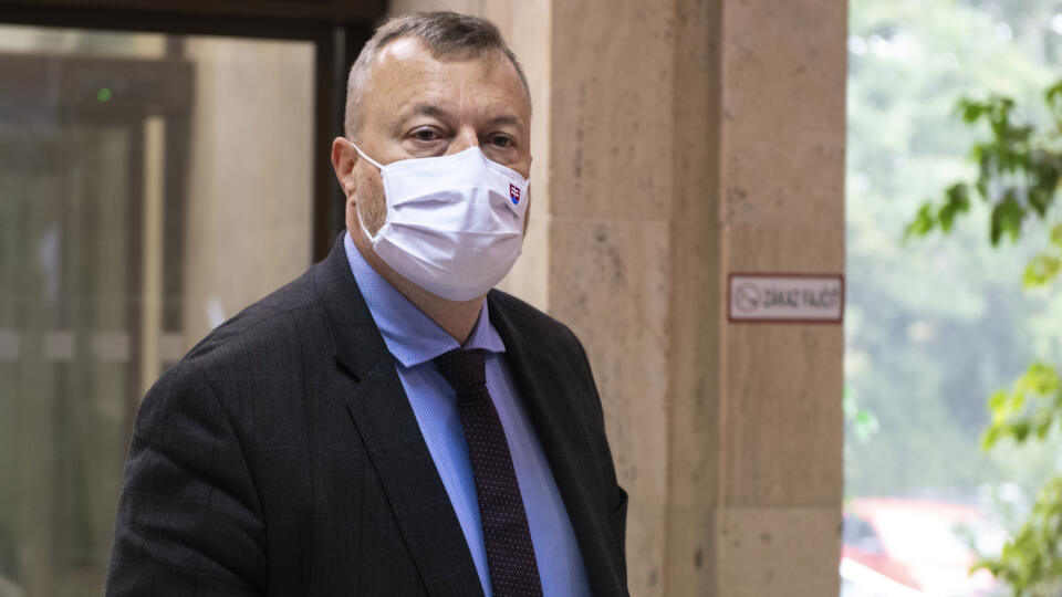 Na snímke minister práce, sociálnych vecí a rodiny Milan Krajniak (Sme rodina) prichádza na 33. rokovanie vlády SR 29. septembra 2021 v Bratislave. FOTO TASR - Pavel Neubauer