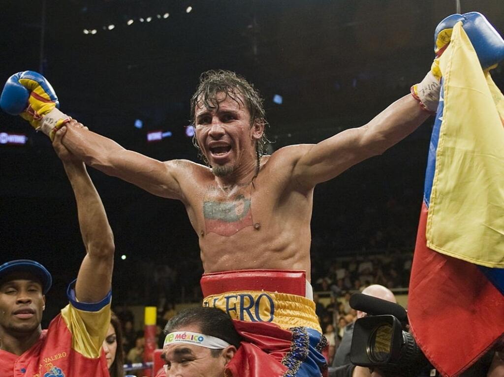 EDWIN VALERO (†29) - Venezuelský boxer spáchal samovraždu 19. apríla 2010 vo svojej cele len niekoľko hodín po tom, ako ho polícia zatkla za vraždu vlastnej manželky. Bývalý majster sveta v ľahkej hmotnosti vo verzii WBC sa preslávil tým, že v ringu zdolal všetkých 27 súperov knokautom.