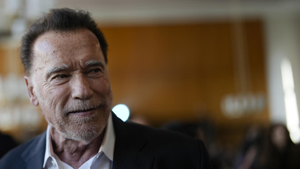 KK19 Berlín - Americký herec a bývalý guvernér Kalifornie Arnold Schwarzenegger prichádza na prevzatie čestného doktorátu, ktorý mu udelila súkromná univerzita Hertie School so sídlom v Berlíne 17. septembra 2024. FOTO TASR/AP
Former California Governor and actor Arnold Schwarzenegger arrives for a ceremony to receive a honorary doctorate by the Hertie School, a university of governance, in Berlin, Germany, Tuesday, Sept. 17, 2024. (AP Photo/Markus Schreiber)