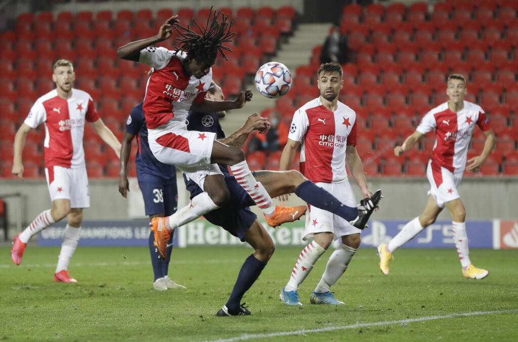 JB 9 Praha - Hráč Slavie Peter Olajinka (hore) sa pokúša skórovať proti Midtjyllandu v 1. zápase play off Ligy majstrov UEFA 2019/2020 Slavia Praha - Midtjylland v Prahe 22. septembra 2020. FOTO TASR/AP
Slavia's Peter Olayinka tries to score during the first leg UEFA Champions League play off soccer match between Slavia Praha and FC Midtjylland at the Sinobo stadium in Prague, Czech Republic, Tuesday, Sept. 22, 2020. (AP Photo/Petr David Josek)