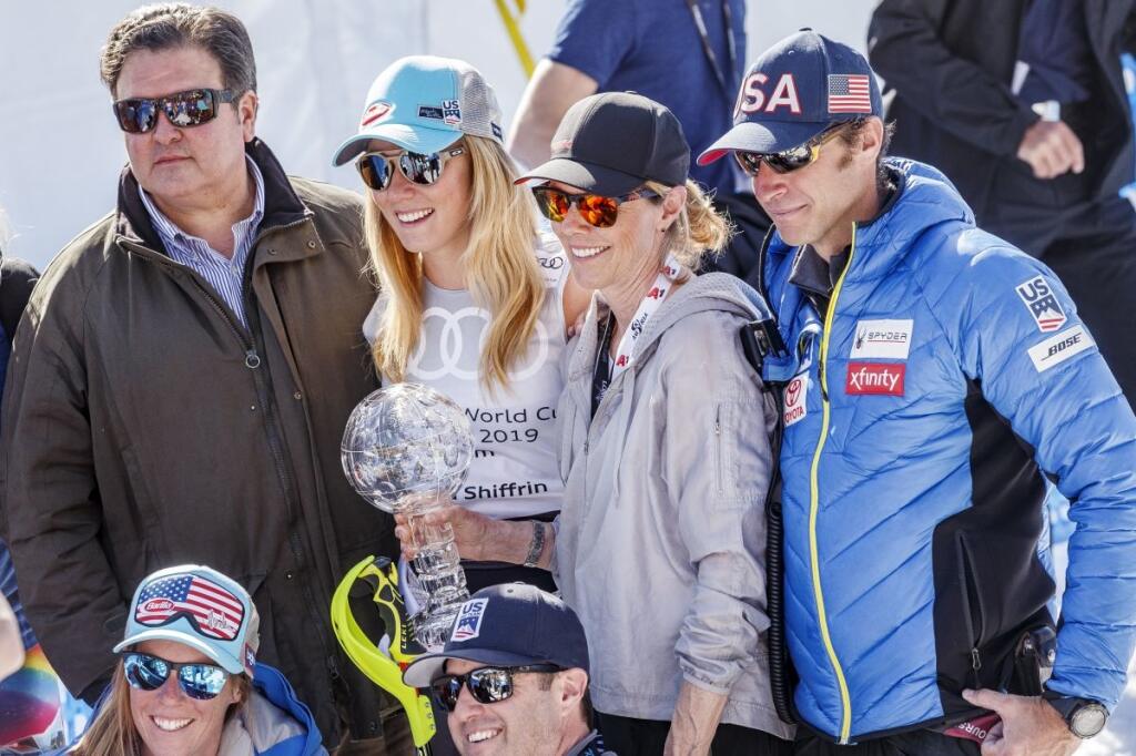 Mikaela Shiffrinová chodila v cieli s krištáľovým glóbusom iba v triičku. Sprevádzala ju aj mama.