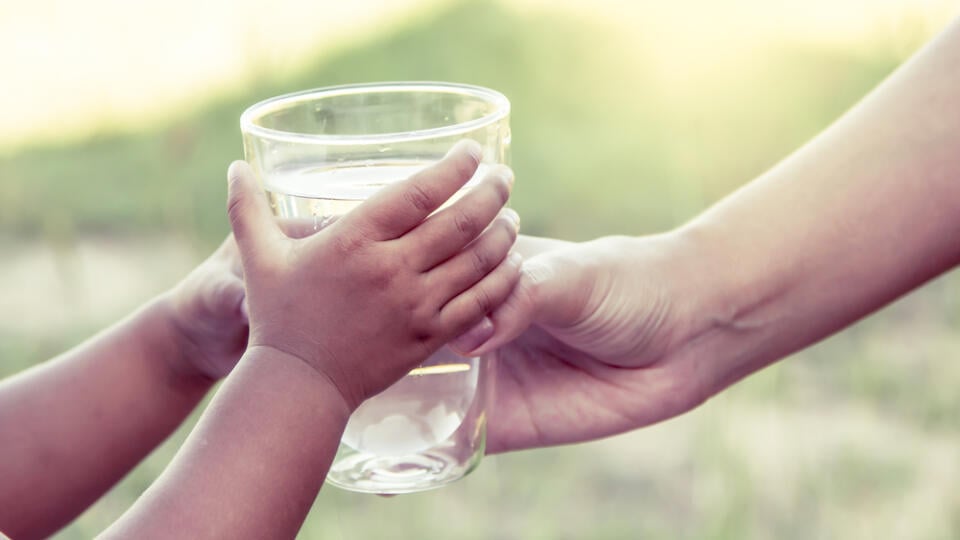 Woman,Hand,Giving,Glass,Of,Fresh,Water,To,Little,Child