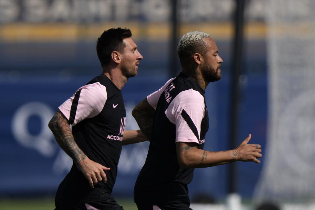 WA 32 Paríž - Nová posila francúzskeho klubu Paríž St. Germain Lionel Messi (vľavo) a jeho spoluhráč Neymar behajú počas tréningu v Paríži v piatok 13. augusta 2021. Messi podpísal tento týždeň s vicemajstrom Ligue 1 dvojročnú zmluvu s opciou na ďalšiu sezónu v hodnote 41 miliónov dolárov. Súčasťou dohody sú aj bonusy, jednorazový