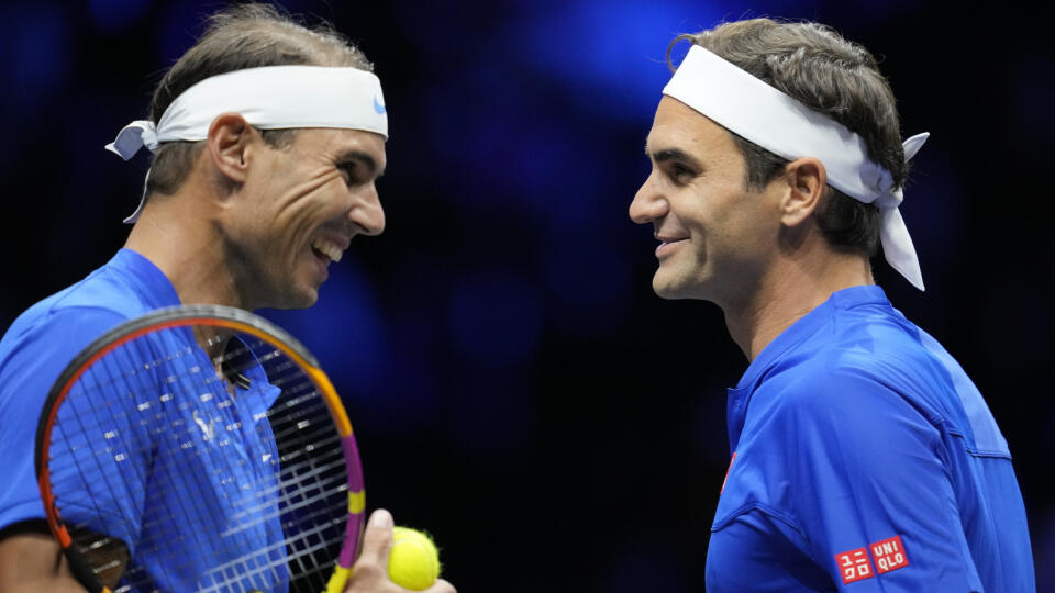 WA 1 Londýn - Švajčiarsky tenista Roger Federer (vpravo) a Španiel Raael Nadal z Tímu Európa sa usmievajú počas zápasu štvorhry proti americkému deblovému páru Jack Sock, Frances Tiafoe z Tímu svet na Laver Cupe v Londýne v piatok 23. septembra 2022. Roger Federer na Laver Cupe ukončil aktívnu kariéru. V rozlúčkovej štvorhre spoločne so Španielom Nadalom prehrali s americkým párom Frances Tiafoe, Jack Sock 6:4, 6:7 (2), 9:11. Tím Európy hral po prvom dni s Tímom sveta 2:2. FOTO TASR/AP
Team E