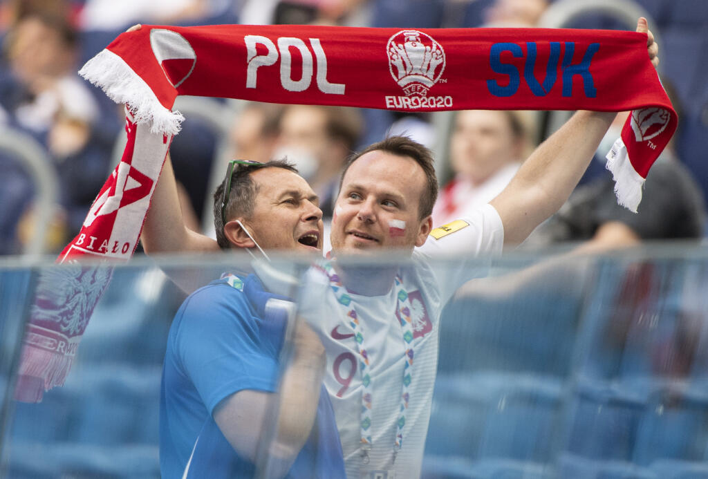 Na snímke slovenský a poľský fanúšik pred zápasom E-skupiny na majstrovstvách Európy vo futbale Poľsko - Slovensko 14. júna 2021 v ruskom Petrohrade. FOTO TASR - Martin Baumann