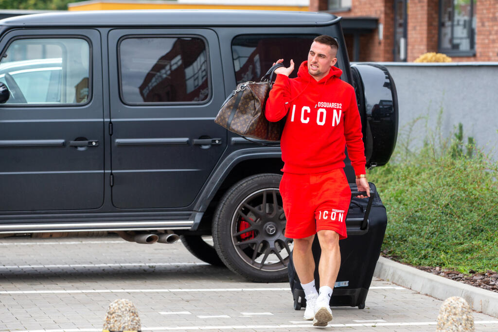 Robert Mak už tradične prišiel na mohutnom Mercedese.