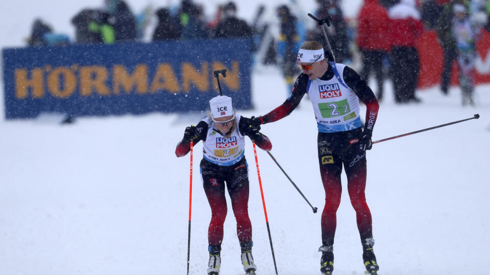 EBE 17 Pokljuka - Na snímke nórska štafeta, vpravo Johannes Thingnes Bö a vľavo Tiril Eckhoffová počas odovzdávky v mixe štafiet na 4x7,5 km na MS v biatlone v slovinskej Pokljuke 10. februára 2021. FOTO TASR/AP
Norway's Johannes Thingnes Boe, right, and Norway's Tiril Eckhoff compete during the mixed 4x7.5 km relay competition at the World Championships Biathlon event in Pokljuka, Slovenia, Wednesday, Feb. 10, 2021. (AP Photo/Darko Bandic)
