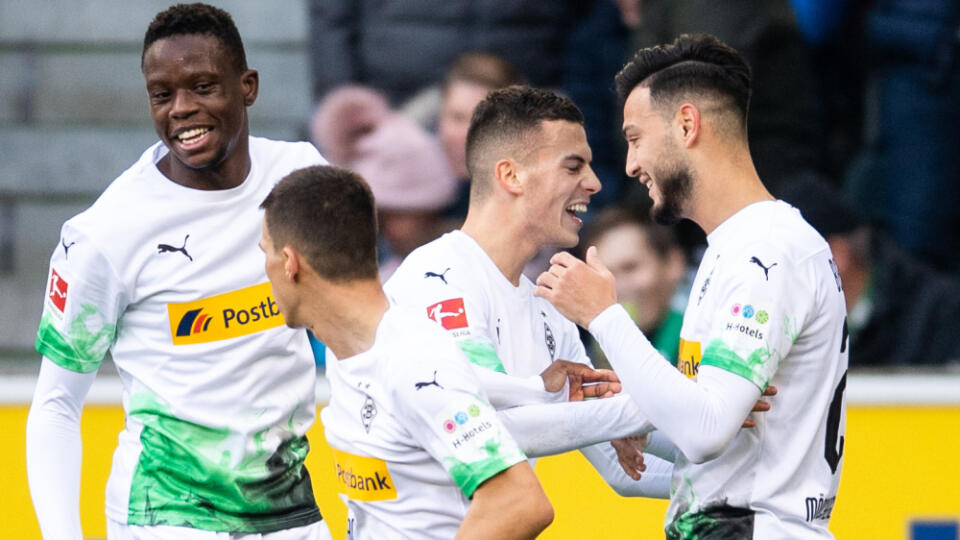 WA 66 Mönchengladbach - Slovenský reprezentačný stredopoliar v drese Borussie Mönchengladbach László Bénes (tretí zľava) sa teší so spoluhráčmi z gólu v nedeľňajšom zápase 11. kola Bundesligy Borussia Mönchengladbach – Werder Brémy v Mönchengladbachu 10. novembra 2019. Bénes bol na ihrisku iba do 59. minúty, keď ho fauloval Nuri Sahin. Ten dostal za zákrok žltú kartu a slovenský futbalista musel vynútene opustiť trávnik so zranením ľavého členka, čo nie je pozitívna správa pred reprezentačnou pa