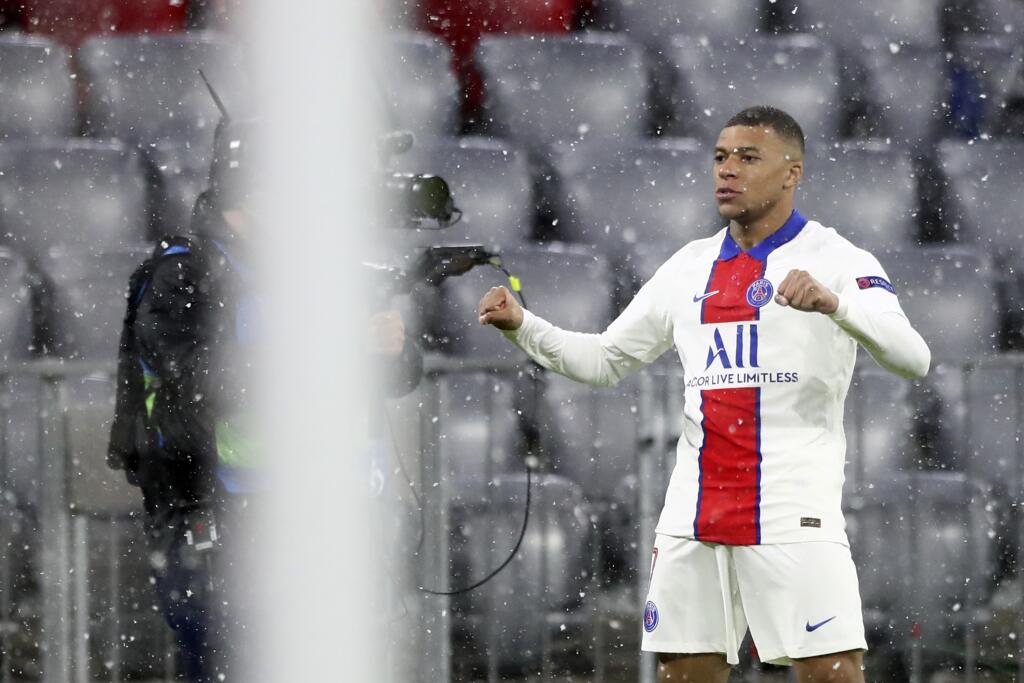 KK40 Atény - Futbalista Kylian Mbappe z Paríža Saint Germain sa teší z gólu v prvom zápase štvrťfinále Ligy majstrov Bayern Mníchov - Paríž St. Germain 7. apríla 2021 v Aténach. FOTO TASR/AP
PSG's Kylian Mbappe celebrates after scoring the opening goal of his team during the Champions League quarterfinal soccer match between Bayern Munich and Paris Saint Germain in Munich, Germany, Wednesday, April 7, 2021. (AP Photo/Matthias Schrader)