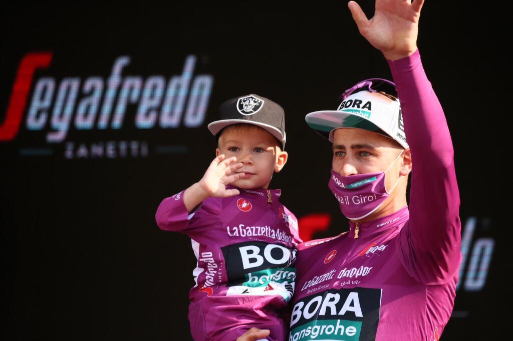 Peter Sagan zobral na pódium aj synčeka Marlona a spolu oslávili úspech strieľaním konfiet.