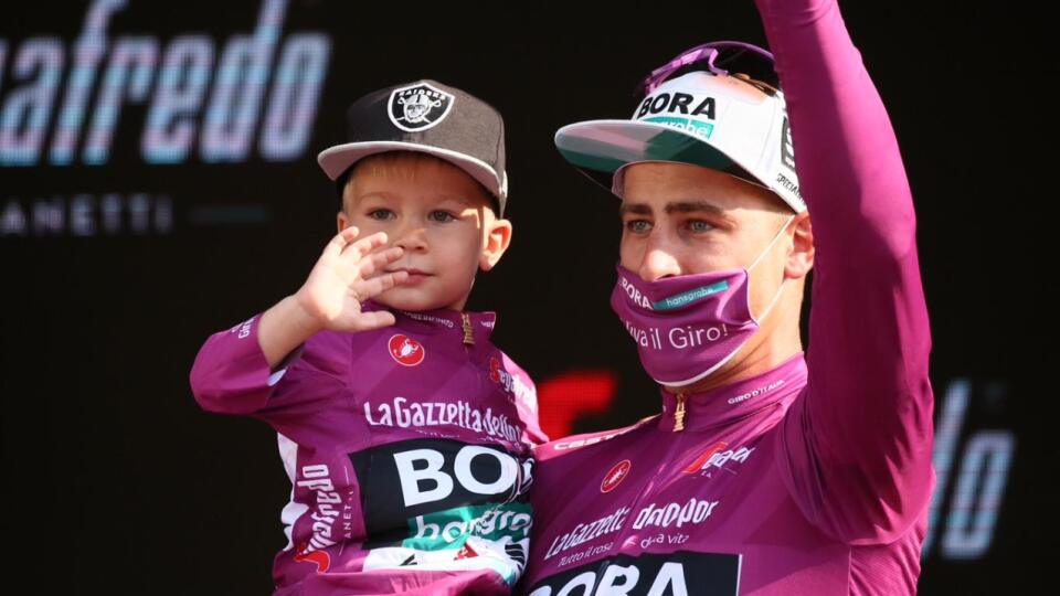 Peter Sagan zobral na pódium aj synčeka Marlona a spolu oslávili úspech strieľaním konfiet.