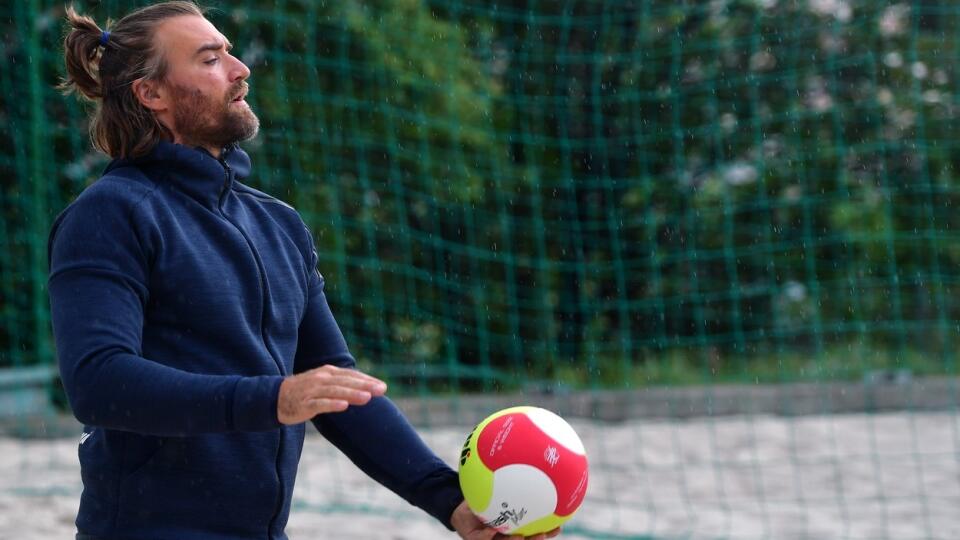 Simon Nausch sa postavil pred poslancov a vysvetľoval.