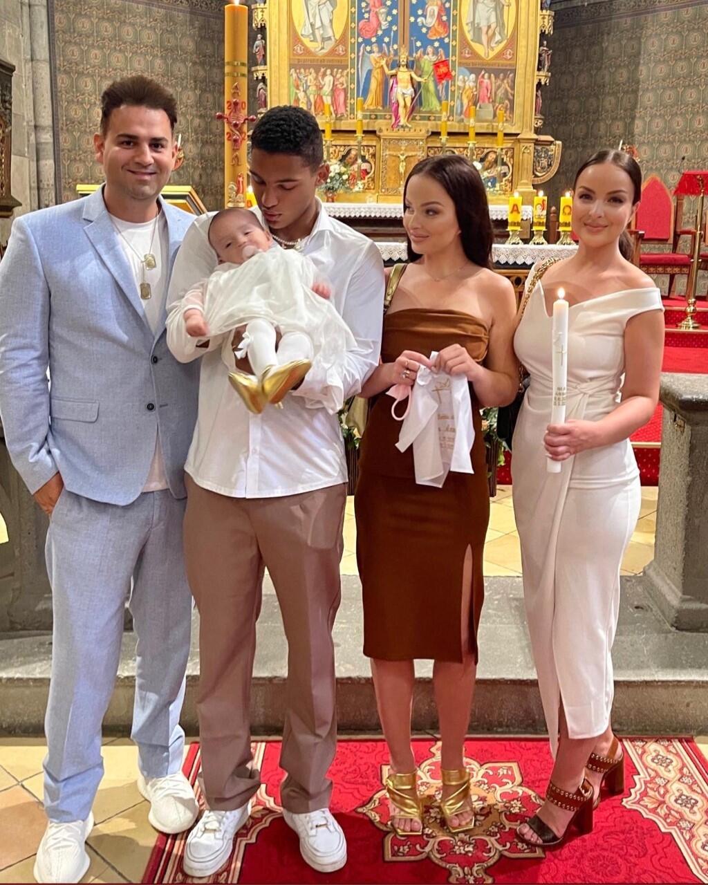 Krstiny malej Ney - krstný otec Tomáš Stríž, otec Matúš Kolarovský s Neou v náručí, mama Veronika Nízlová, krstná mama Daniela Nízlová