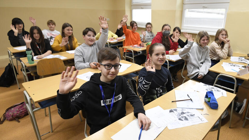 Základná škola Tomášikova 31 v Košiciach otvorila dve triedy pre žiakov z Ukrajiny, jednu pre žiakov 1. stupňa a jednu pre žiakov 2. stupňa. Na snímke žiaci v triede počas vyučovania na 2. stupni 5. mája 2022. FOTO TASR – František Iván