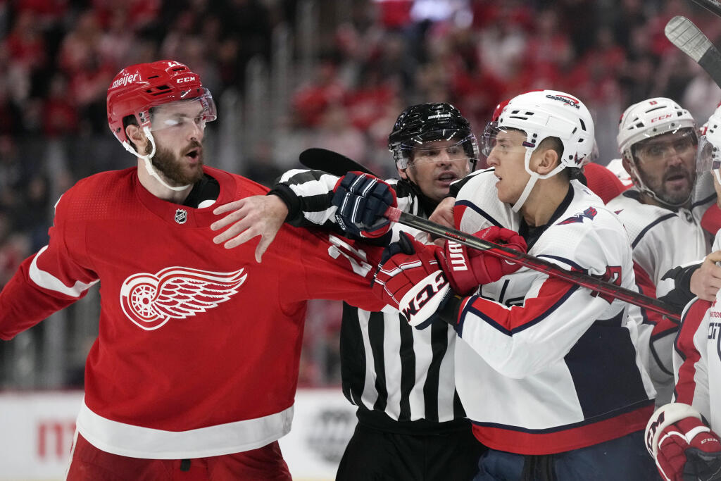 PK 15 Detroit - Na snímke zľava hráč Detroitu Red Wings Michael Rasmussen, rozhodca Brandon Gawryletz a slovenský hokejista Washingtonu Capitals Martin Fehérváry v zápase zámorskej hokejovej NHL Detroit Red Wings - Washington Capitals v Detroite 3. novembra 2022. FOTO TASR/AP
Linesman Brandon Gawryletz separates Detroit Red Wings center Michael Rasmussen, left, and Washington Capitals defenseman Martin Fehervary during the second period of an NHL hockey game, Thursday, Nov. 3, 2022, in Detroit.