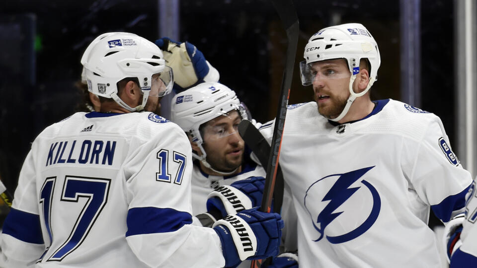 WA 6 Nashville - Slovenský obranca v drese Tampy Bay Lightning Erik Černák (vpravo), jeho spoluhráči Alex Killorn (vľavo) a Tyler Johnson sa tešia po strelení gólu v zápase zámorskej hokejovej NHL Nashville Predators - Tampa Bay Lightning v Nashville v pondelok 8. februára 2021. FOTO TASR/AP
Tampa Bay Lightning Alex Killorn (17), Tyler Johnson (9), and Erik Cernak, right, celebrate a goal by teammate Anthony Cirelli against the Nashville Predators during first period of an NHL hockey game M