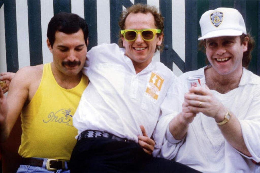 Spevák Queen Freddie Mercury a tanečník Wayne Sleep a spevák Elton John, vpravo.