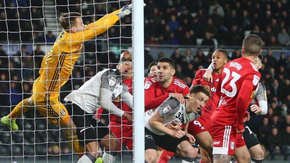 Marek Rodák v zápase proti Derby County.