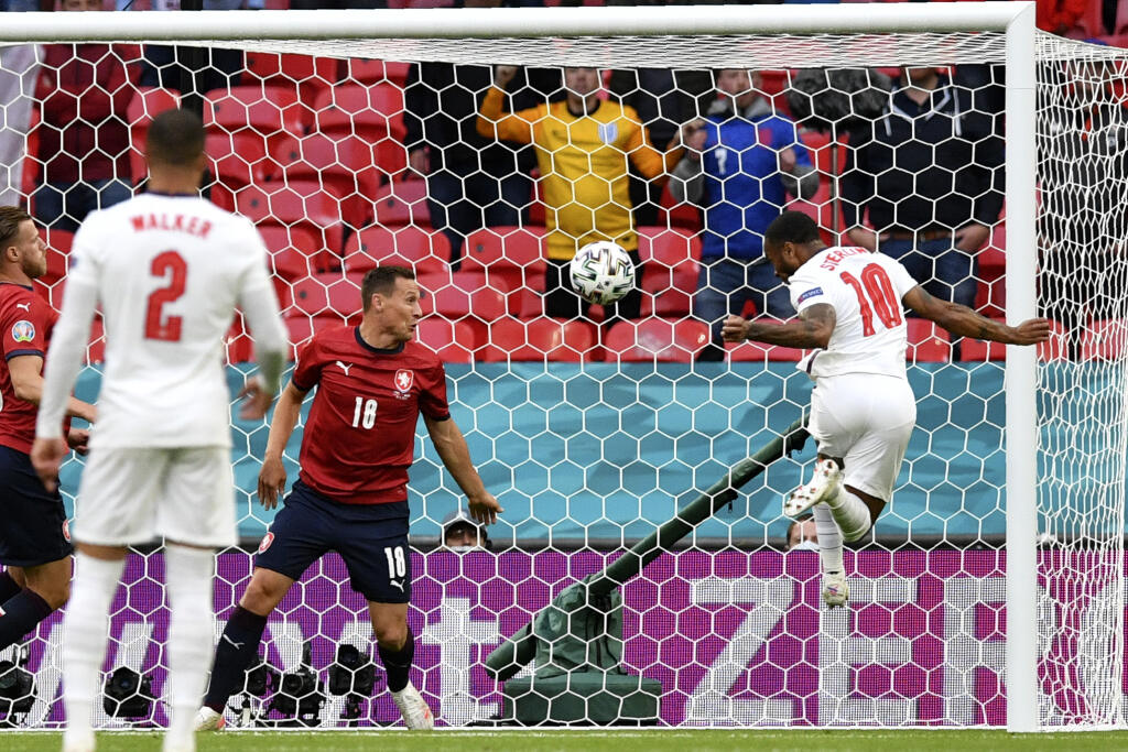 WA 25 Londýn - Anglický futbalista Raheem Sterling (vpravo) strieľa úvodný gól počas zápasu základnej D-skupiny Česká republiky - Anglicko na ME vo futbale v Londýne v utorok 22. júna 2021. FOTO TASR/AP
England's Raheem Sterling, right, scores the opening goal during the Euro 2020 soccer championship group D match between the Czech Republic and England at Wembley stadium in London, Tuesday, June 22, 2021. (Justin Tallis, Pool photo via AP)